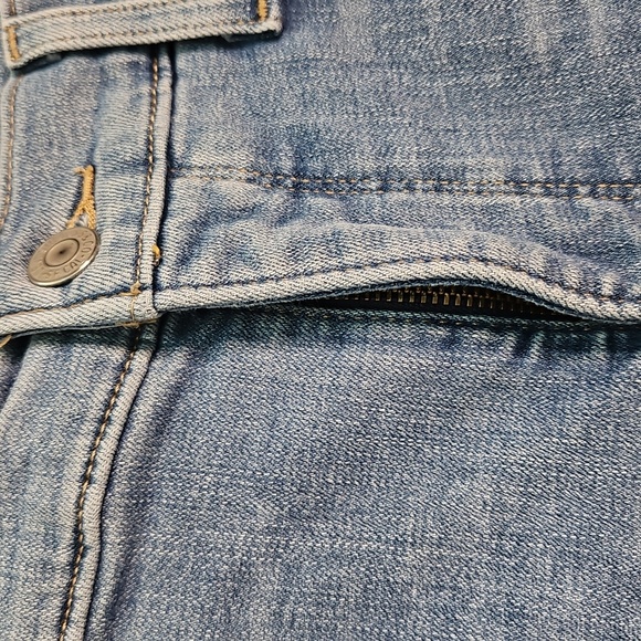 Levi's Women's 311 Shaping Capri Jeans In Lapis Level - Light Wash - Picture 7 of 9